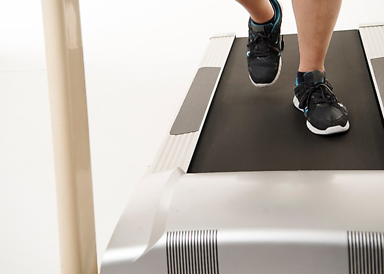 포토 JPG 스튜디오촬영 운동화 다이어트 사진 발 실내 한명 운동 헬스 다리 비만 런닝머신 복부비만 테니스화 남자한명만 성인남자한명만 국내포토 1 신발 건강 사람 내부 신체부위 운동기구 테니스용품 몸매 남자만 성인남자만 파일형식