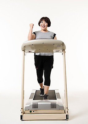포토 JPG 스튜디오촬영 전신 우먼라이프 여자 다이어트 사진 실내 한명 서기 웃음 20대 성인 앞모습 운동복 운동 걷기 헬스 한국인 비만 런닝머신 여자한명만 성인여자한명만 국내포토 1 라이프스타일 옷 뷰포인트 모션 표정 건강 사람 동양인 청년 내부 운동기구 몸매 여자만 성인여자만 파일형식 인종 생활 성인만