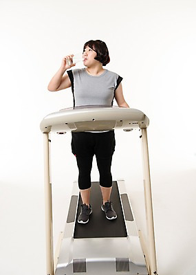 포토 JPG 스튜디오촬영 전신 우먼라이프 여자 다이어트 사진 잔 실내 한명 서기 20대 성인 앞모습 운동복 운동 헬스 한국인 마시기 비만 물컵 런닝머신 복부비만 여자한명만 성인여자한명만 국내포토 1 라이프스타일 식기 옷 뷰포인트 모션 건강 사람 동양인 청년 내부 컵 운동기구 몸매 여자만 성인여자만 파일형식 인종 생활 성인만