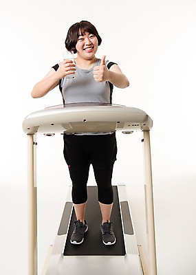 포토 JPG 스튜디오촬영 전신 우먼라이프 여자 다이어트 사진 잔 실내 한명 서기 웃음 20대 성인 앞모습 운동복 운동 헬스 한국인 최고 비만 물컵 런닝머신 복부비만 여자한명만 성인여자한명만 국내포토 1 라이프스타일 식기 옷 뷰포인트 모션 표정 건강 사람 동양인 청년 내부 컵 운동기구 몸매 여자만 성인여자만 파일형식