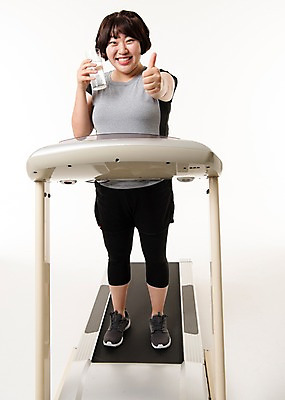 포토 JPG 스튜디오촬영 전신 우먼라이프 여자 다이어트 사진 잔 실내 한명 서기 웃음 20대 성인 앞모습 운동복 운동 헬스 한국인 최고 비만 물컵 런닝머신 복부비만 여자한명만 성인여자한명만 국내포토 1 라이프스타일 식기 옷 뷰포인트 모션 표정 건강 사람 동양인 청년 내부 컵 운동기구 몸매 여자만 성인여자만 파일형식