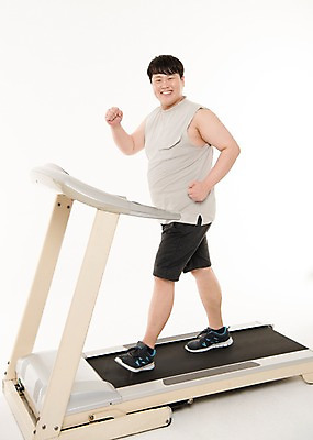 포토 JPG 스튜디오촬영 전신 남자 다이어트 사진 실내 한명 서기 웃음 20대 성인 옆모습 운동복 운동 걷기 헬스 한국인 비만 런닝머신 남자한명만 성인남자한명만 국내포토 1 옷 뷰포인트 모션 표정 건강 사람 동양인 청년 내부 운동기구 몸매 남자만 성인남자만 파일형식