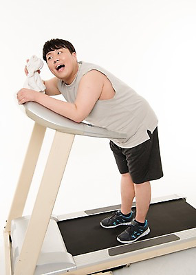 포토 JPG 스튜디오촬영 전신 남자 다이어트 사진 실내 피곤 한명 서기 20대 성인 옆모습 운동복 수건 운동 헬스 한국인 비만 런닝머신 복부비만 남자한명만 성인남자한명만 국내포토 1 옷 뷰포인트 컨셉 모션 건강 사람 동양인 청년 내부 위생용품 운동기구 몸매 남자만 성인남자만 파일형식 생활용품 인종 성인만 오브젝트