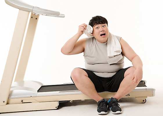 포토 JPG 스튜디오촬영 전신 남자 다이어트 사진 실내 한명 앉기 20대 성인 앞모습 운동복 수건 운동 헬스 한국인 비만 땀 런닝머신 복부비만 남자한명만 성인남자한명만 땀흘리기 국내포토 1 옷 뷰포인트 컨셉 모션 건강 사람 동양인 청년 내부 위생용품 운동기구 몸매 남자만 성인남자만 파일형식