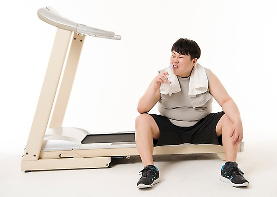 포토 JPG 스튜디오촬영 전신 남자 다이어트 사진 실내 한명 앉기 20대 성인 앞모습 운동복 수건 운동 헬스 한국인 마시기 생수 비만 런닝머신 복부비만 식수 물마시기 남자한명만 성인남자한명만 국내포토 1 옷 뷰포인트 모션 건강 사람 동양인 청년 내부 물 위생용품 운동기구 물병 몸매 남자만 성인남자만 파일형식