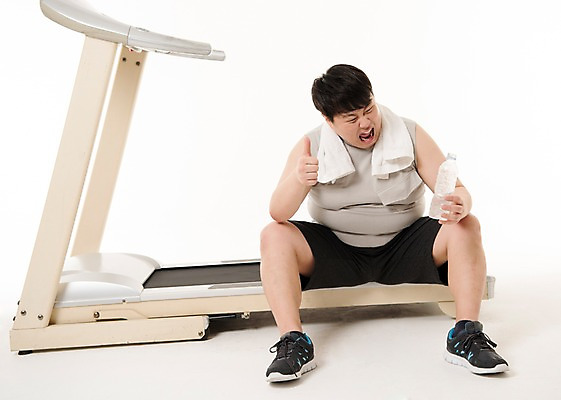 포토 JPG 스튜디오촬영 전신 남자 다이어트 사진 실내 한명 앉기 20대 성인 앞모습 운동복 수건 운동 헬스 한국인 최고 생수 비만 런닝머신 복부비만 식수 물마시기 남자한명만 성인남자한명만 국내포토 1 옷 뷰포인트 모션 건강 사람 동양인 청년 내부 물 위생용품 운동기구 마시기 물병 몸매 남자만 성인남자만 파일형식