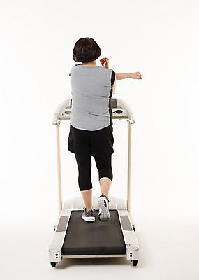 포토 JPG 스튜디오촬영 전신 우먼라이프 여자 다이어트 사진 실내 한명 서기 20대 성인 뒷모습 운동복 운동 헬스 스트레칭 한국인 비만 런닝머신 복부비만 여자한명만 성인여자한명만 국내포토 1 라이프스타일 옷 뷰포인트 모션 건강 사람 동양인 청년 내부 운동기구 몸매 여자만 성인여자만 파일형식