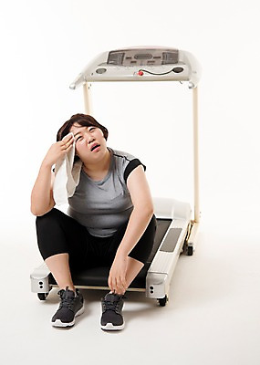 포토 JPG 스튜디오촬영 전신 우먼라이프 여자 다이어트 사진 실내 피곤 한명 앉기 20대 성인 앞모습 운동복 수건 운동 헬스 한국인 비만 땀 런닝머신 복부비만 여자한명만 성인여자한명만 땀흘리기 국내포토 1 라이프스타일 옷 뷰포인트 컨셉 모션 건강 사람 동양인 청년 내부 위생용품 운동기구 몸매 여자만 성인여자만 파일형식