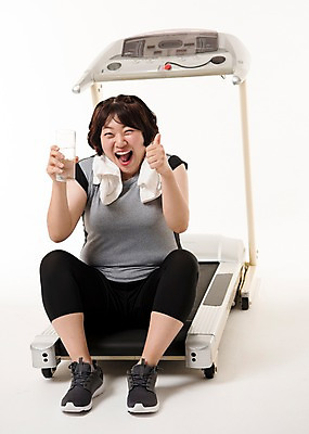 포토 JPG 스튜디오촬영 전신 우먼라이프 여자 다이어트 사진 잔 실내 한명 웃음 앉기 20대 성인 앞모습 운동복 수건 운동 헬스 한국인 최고 비만 물컵 런닝머신 복부비만 여자한명만 성인여자한명만 국내포토 1 라이프스타일 식기 옷 뷰포인트 모션 표정 건강 사람 동양인 청년 내부 컵 위생용품 운동기구 몸매 여자만 성인여자만 파일형식