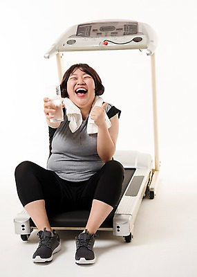 포토 JPG 스튜디오촬영 전신 우먼라이프 여자 다이어트 사진 잔 실내 한명 웃음 앉기 20대 성인 앞모습 운동복 수건 운동 헬스 한국인 최고 비만 물컵 런닝머신 복부비만 여자한명만 성인여자한명만 국내포토 1 라이프스타일 식기 옷 뷰포인트 모션 표정 건강 사람 동양인 청년 내부 컵 위생용품 운동기구 몸매 여자만 성인여자만 파일형식 생활용품 인종 생활 성인만 오브젝트