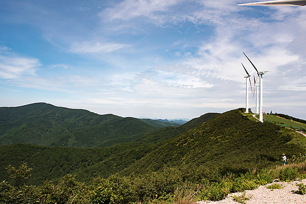 포토 JPG 하늘 산 한국 한명 풍경 풍력에너지 강원도 태백 매봉산 국내포토 1 아시아 사람 그린에너지 파일형식