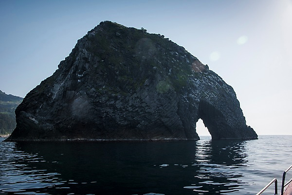 포토 JPG 주간 바다 섬 한국 풍경 사람없음 야외 바위 울릉도 동해 공암 국내포토 자연요소 아시아 암석 돌_바위 경상북도 파일형식