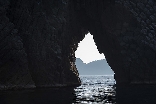 포토 JPG 주간 바다 섬 한국 풍경 사람없음 야외 바위 동굴 울릉도 동해 공암 국내포토 자연요소 아시아 암석 돌_바위 경상북도 파일형식