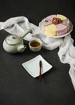 포토 JPG 접시 명절 조각 포크 사진 떡 사람없음 장식 조형물 전통음식 차 찻잔 다기 찻주전자 천 슬라이스 조형 샐러드포크 과일조각 나무포크 떡케이크 썰은 티포크 편 국내포토 전통 식기 기념일 음료 음식 과일 주전자 잔 미술 케이크 직물 다도 파일형식