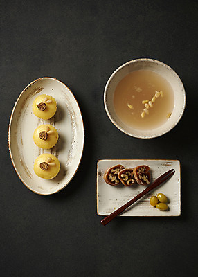 포토 JPG 접시 명절 조각 포크 사진 떡 사람없음 장식 하이앵글 조형물 전통음식 전통차 슬라이스 조형 샐러드포크 식혜 과일조각 나무포크 썰은 증편 티포크 편 은행열매 플랫레이 국내포토 전통 식기 기념일 열매 음료 음식 뷰포인트 과일 미술 차_음료 플랫 파일형식