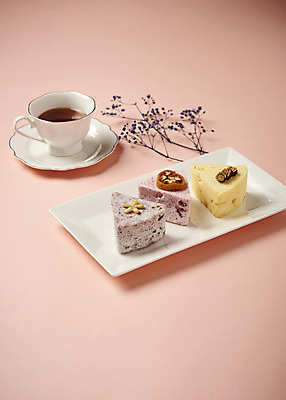 포토 전통 식기 기념일 꽃 음료 음식 조각 과일 잔 3 미술 케이크 다도 파일형식 드라이플라워 세조각 접시 떡케이크 차 찻잔 명절 전통음식 사람없음 떡 JPG 장식 조형물 조형 과일조각 썰은 슬라이스 다기 편 사진 국내포토