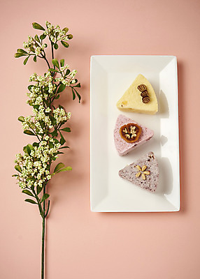 포토 JPG 접시 명절 꽃 조각 사진 떡 사람없음 장식 하이앵글 조형물 전통음식 슬라이스 조형 과일조각 떡케이크 세조각 스타티스 썰은 편 플랫레이 국내포토 식물 전통 식기 기념일 음식 뷰포인트 과일 3 미술 케이크 플랫 파일형식