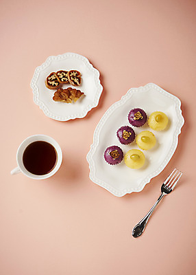 포토 JPG 접시 명절 조각 포크 사진 떡 사람없음 장식 하이앵글 조형물 전통음식 차 찻잔 다기 슬라이스 조형 샐러드포크 과일조각 나무포크 썰은 증편 티포크 편 플랫레이 국내포토 전통 식기 기념일 음료 음식 뷰포인트 과일 잔 미술 플랫 다도 파일형식