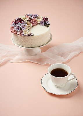 포토 JPG 명절 꽃무늬 사진 떡 사람없음 장식 전통음식 차 찻잔 다기 천 떡케이크 편 플라워패턴 국내포토 전통 기념일 꽃 음료 음식 무늬 패턴 잔 케이크 직물 다도 파일형식