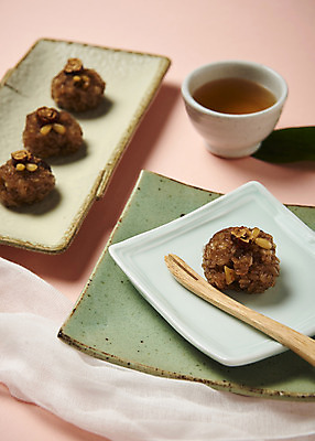 포토 JPG 접시 명절 포크 사진 사람없음 아웃포커스 장식 전통음식 차 전통차 찻잔 다기 천 샐러드포크 나무포크 약밥 티포크 국내포토 전통 식기 기념일 음료 음식 밥 잔 촬영기법 차_음료 직물 다도 파일형식