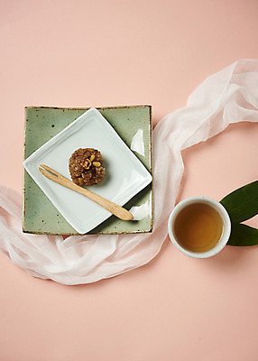 포토 JPG 접시 명절 포크 사진 사람없음 장식 하이앵글 전통음식 차 찻잔 다기 천 샐러드포크 나무포크 약밥 티포크 플랫레이 국내포토 전통 식기 기념일 음료 음식 뷰포인트 밥 잔 직물 플랫 다도 파일형식