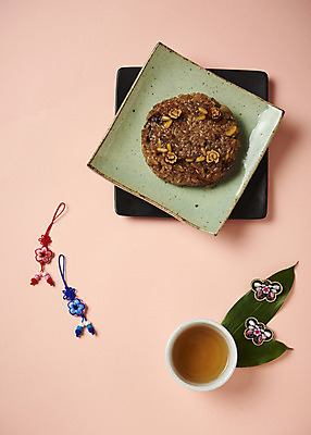 포토 JPG 접시 명절 사진 전통소품 사람없음 장식 하이앵글 전통음식 차 전통차 찻잔 다기 약밥 플랫레이 국내포토 전통 식기 기념일 음료 음식 뷰포인트 밥 잔 차_음료 플랫 다도 오브젝트 파일형식