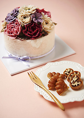 포토 JPG 접시 명절 조각 포크 꽃무늬 사진 떡 사람없음 장식 조형물 전통음식 슬라이스 약과 조형 샐러드포크 과일조각 나무포크 떡케이크 썰은 전통다과 티포크 편 플라워패턴 국내포토 전통 식기 기념일 꽃 음식 무늬 패턴 과일 미술 케이크 다과 파일형식