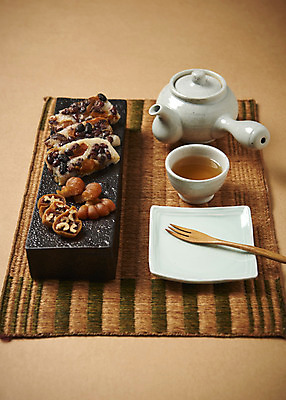 포토 JPG 접시 명절 포크 사진 떡 사람없음 장식 전통음식 차 전통차 찻잔 다기 찻주전자 천 약과 샐러드포크 나무포크 전통다과 콩떡 티포크 편 국내포토 전통 식기 기념일 음료 음식 주전자 잔 차_음료 직물 다도 다과 파일형식