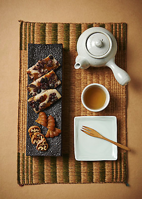 포토 JPG 접시 명절 조각 포크 사진 떡 사람없음 장식 하이앵글 조형물 전통음식 차 전통차 찻잔 다기 찻주전자 천 슬라이스 약과 조형 샐러드포크 과일조각 나무포크 썰은 전통다과 콩떡 티포크 편 플랫레이 국내포토 전통 식기 기념일 음료 음식 뷰포인트 과일 주전자 잔 미술 차_음료 직물 플랫 다도 다과 파일형식