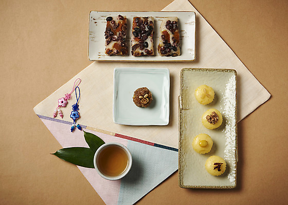 포토 JPG 접시 명절 사진 떡 전통소품 사람없음 장식 하이앵글 전통음식 차 전통차 찻잔 다기 천 약밥 증편 콩떡 편 플랫레이 국내포토 전통 식기 기념일 음료 음식 뷰포인트 밥 잔 차_음료 직물 플랫 다도 오브젝트 파일형식