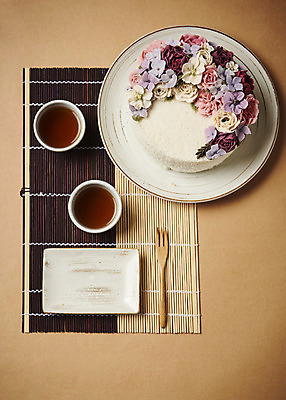 포토 JPG 접시 명절 포크 꽃무늬 사진 떡 사람없음 장식 하이앵글 전통음식 차 전통차 찻잔 다기 샐러드포크 나무포크 떡케이크 티포크 편 플라워패턴 플랫레이 국내포토 전통 식기 기념일 꽃 음료 음식 뷰포인트 무늬 패턴 잔 차_음료 케이크 플랫 다도 파일형식