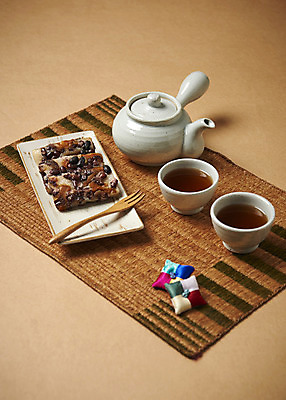 포토 JPG 접시 명절 포크 사진 떡 전통소품 사람없음 장식 전통음식 차 전통차 찻잔 다기 찻주전자 천 샐러드포크 나무포크 콩떡 티포크 편 국내포토 전통 식기 기념일 음료 음식 주전자 잔 차_음료 직물 다도 오브젝트 파일형식