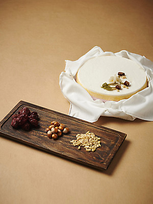 포토 JPG 그릇 명절 사진 떡 사람없음 장식 전통음식 견과류 대접 사발 대추 너트 잣 공기 건대추 나무그릇 떡케이크 편 은행열매 국내포토 전통 식기 기념일 열매 음식 목재 케이크 공구 사기그릇 파일형식