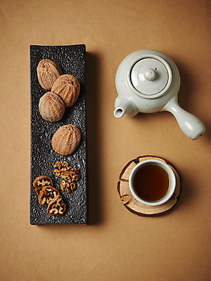 포토 JPG 명절 조각 사진 사람없음 장식 하이앵글 조형물 전통음식 차 찻잔 다기 찻주전자 슬라이스 조형 곶감 건과일 과일조각 썰은 플랫레이 국내포토 전통 기념일 음료 음식 뷰포인트 과일 주전자 잔 건조 감 미술 플랫 다도 파일형식