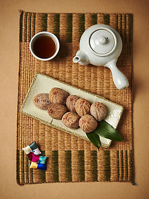 포토 JPG 명절 사진 전통소품 사람없음 장식 하이앵글 전통음식 차 찻잔 다기 찻주전자 천 곶감 건과일 플랫레이 국내포토 전통 기념일 음료 음식 뷰포인트 과일 주전자 잔 건조 감 직물 플랫 다도 오브젝트 파일형식