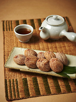 포토 JPG 접시 명절 사진 사람없음 아웃포커스 장식 전통음식 차 전통차 찻잔 다기 찻주전자 천 곶감 건과일 국내포토 전통 식기 기념일 음료 음식 과일 주전자 잔 건조 촬영기법 감 차_음료 직물 다도 파일형식