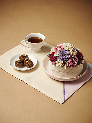 포토 JPG 접시 명절 꽃 사진 떡 사람없음 장식 전통음식 차 전통차 찻잔 다기 천 떡케이크 스타티스 약밥 편 국내포토 식물 전통 식기 기념일 음료 음식 밥 잔 차_음료 케이크 직물 다도 파일형식