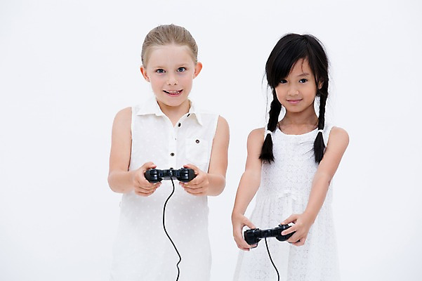 포토 JPG 스튜디오촬영 서양인 여자 어린이라이프 어린이 실내 웃음 들기 동양인 상반신 두명 앞모습 친구 게임 게임기 조이스틱 국내포토 외국인 라이프스타일 뷰포인트 관계 모션 놀이 표정 사람 인종 내부 파일형식