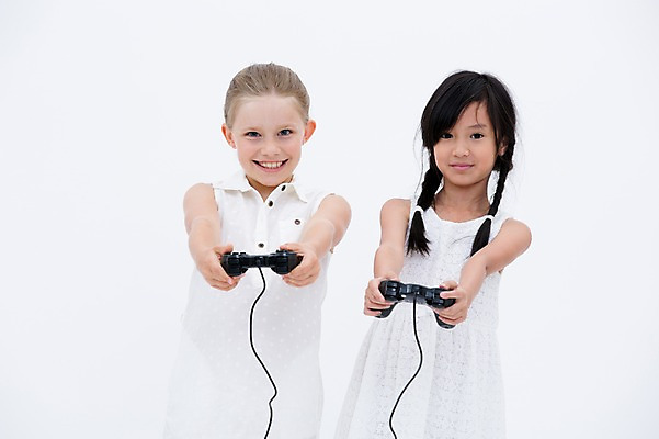 포토 JPG 스튜디오촬영 서양인 여자 어린이라이프 어린이 실내 웃음 들기 동양인 상반신 두명 앞모습 친구 게임 게임기 조이스틱 국내포토 외국인 라이프스타일 뷰포인트 관계 모션 놀이 표정 사람 인종 내부 파일형식