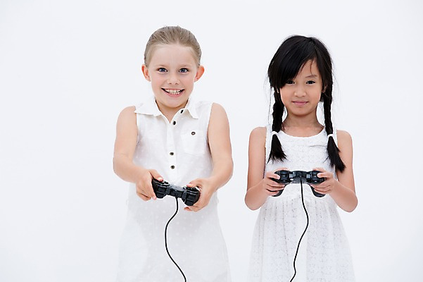 포토 JPG 스튜디오촬영 서양인 여자 어린이라이프 어린이 실내 웃음 들기 동양인 상반신 두명 앞모습 친구 게임 게임기 조이스틱 국내포토 외국인 라이프스타일 뷰포인트 관계 모션 놀이 표정 사람 인종 내부 파일형식