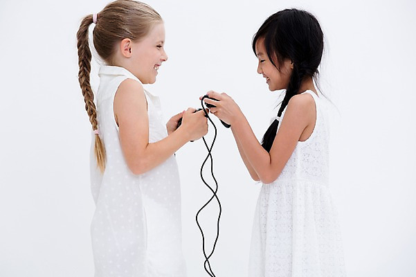 포토 JPG 스튜디오촬영 서양인 여자 어린이라이프 어린이 실내 웃음 들기 동양인 상반신 두명 옆모습 친구 게임 게임기 조이스틱 국내포토 외국인 라이프스타일 뷰포인트 관계 모션 놀이 표정 사람 인종 내부 파일형식