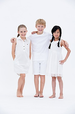 포토 JPG 스튜디오촬영 전신 서양인 여자 남자 어린이라이프 어린이 어깨동무 실내 서기 웃음 동양인 앞모습 세명 친구 글로벌 국내포토 외국인 라이프스타일 뷰포인트 포즈 관계 모션 표정 사람 인종 내부 파일형식