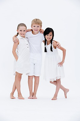 포토 JPG 스튜디오촬영 전신 서양인 여자 남자 어린이라이프 어린이 어깨동무 실내 서기 웃음 동양인 앞모습 세명 친구 글로벌 국내포토 외국인 라이프스타일 뷰포인트 포즈 관계 모션 표정 사람 인종 내부 파일형식