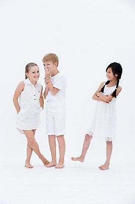 포토 JPG 스튜디오촬영 전신 서양인 여자 남자 어린이라이프 어린이 실내 서기 웃음 동양인 옆모습 세명 친구 글로벌 귓속말 국내포토 외국인 라이프스타일 뷰포인트 관계 모션 표정 사람 인종 내부 파일형식