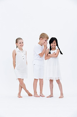 포토 JPG 스튜디오촬영 전신 서양인 여자 남자 어린이라이프 어린이 실내 서기 웃음 동양인 옆모습 세명 친구 글로벌 귓속말 국내포토 외국인 라이프스타일 뷰포인트 관계 모션 표정 사람 인종 내부 파일형식