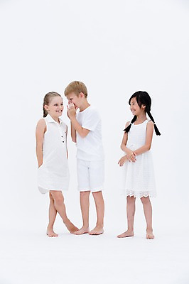 포토 JPG 스튜디오촬영 전신 서양인 여자 남자 어린이라이프 어린이 실내 서기 웃음 동양인 옆모습 세명 친구 글로벌 귓속말 국내포토 외국인 라이프스타일 뷰포인트 관계 모션 표정 사람 인종 내부 파일형식