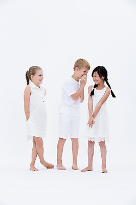 포토 JPG 스튜디오촬영 전신 서양인 여자 남자 어린이라이프 어린이 실내 서기 웃음 동양인 옆모습 세명 친구 글로벌 귓속말 국내포토 외국인 라이프스타일 뷰포인트 관계 모션 표정 사람 인종 내부 파일형식