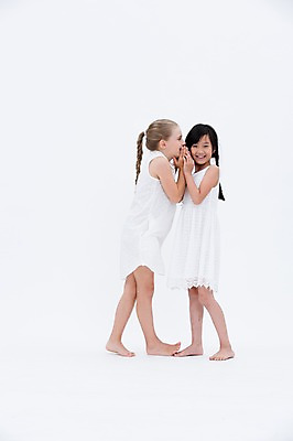 포토 JPG 스튜디오촬영 전신 서양인 여자 어린이라이프 어린이 실내 서기 웃음 동양인 옆모습 친구 글로벌 귓속말 국내포토 외국인 라이프스타일 뷰포인트 관계 모션 표정 사람 인종 내부 파일형식