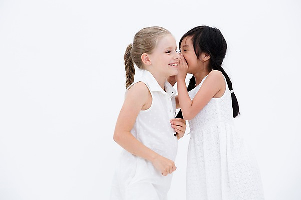 포토 JPG 스튜디오촬영 서양인 여자 어린이라이프 어린이 실내 웃음 동양인 상반신 옆모습 친구 글로벌 귓속말 국내포토 외국인 라이프스타일 뷰포인트 관계 표정 사람 인종 내부 파일형식