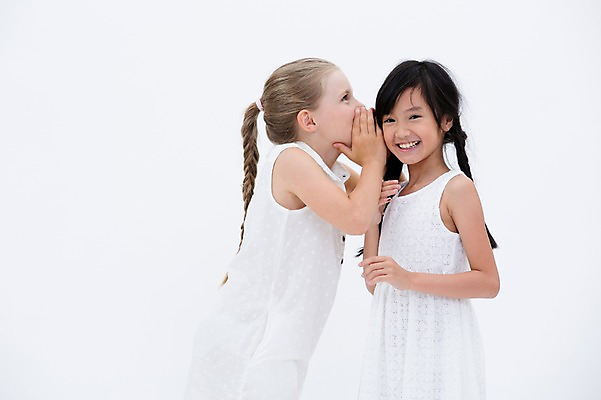 포토 JPG 스튜디오촬영 서양인 여자 어린이라이프 어린이 실내 웃음 동양인 상반신 옆모습 친구 글로벌 귓속말 국내포토 외국인 라이프스타일 뷰포인트 관계 표정 사람 인종 내부 파일형식